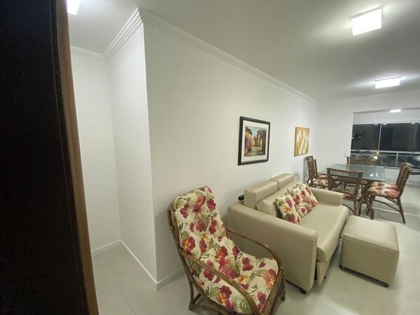 Basic Apartment | Living area
