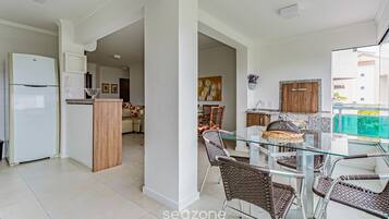 Basic Apartment | Dining