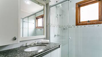Basic Apartment | Bathroom