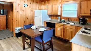 Signature Cabin, 1 King Bed with Sofa bed, Hot Tub | In-room dining