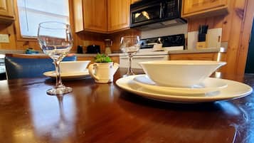 Signature Cabin, 1 Bedroom, Balcony | In-room dining