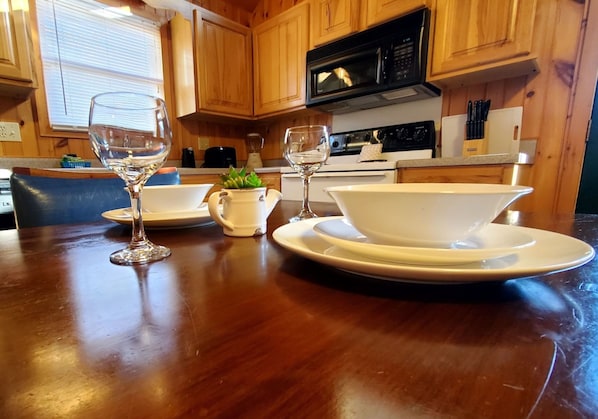 Signature Cabin, 1 Bedroom, Balcony | In-room dining