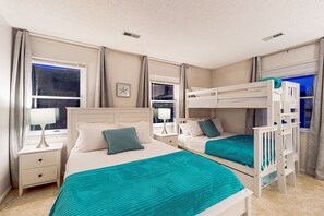 5 Schlafzimmer, Schreibtisch, Bügeleisen/Bügelbrett, WLAN