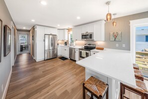 Frigorífico, microondas, horno y placa de cocina