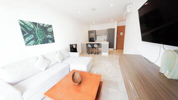 Departamento Confort | Área de sala de estar | Smart TV de 50 pulgadas con canales digitales