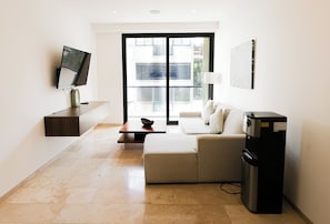 Appartement Confort | Salle de séjour | TV connectée de 50 pouces avec chaßnes numériques