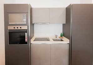 Apartamento Confort | Cocina privada | Frigorífico grande, microondas, placa de cocina y cafetera o tetera