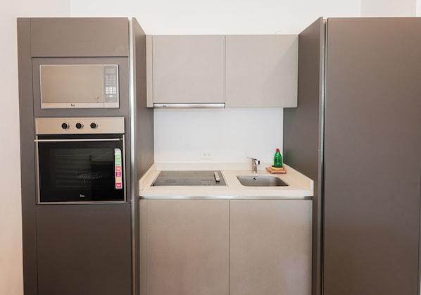Refrigerador con freezer, microondas, placa de cocina, cafetera/tetera