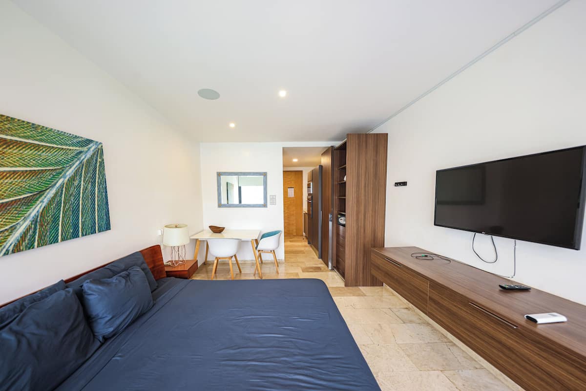 Comfort Studio | In-room safe, blackout drapes, iron/ironing board, free WiFi