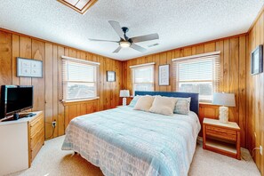 4 bedrooms, iron/ironing board, WiFi, bed sheets
