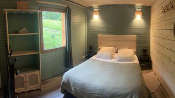 Een strijkplank/strijkijzer, beddengoed