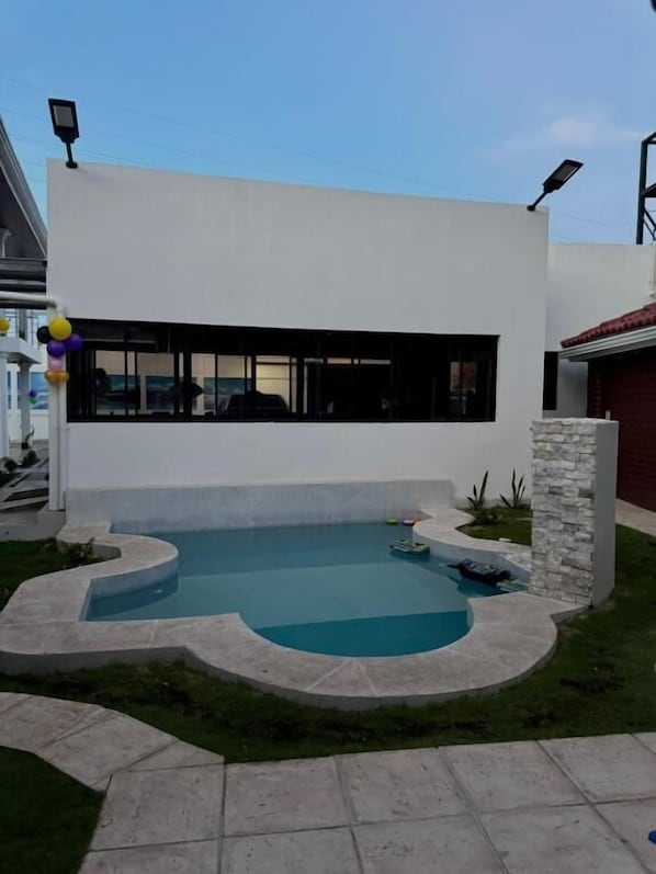 Outdoor pool - Hostal Boutique Isabel (Ticuantepe)