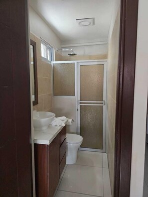 Buồng tắm vòi sen, khăn tắm, xà phòng, dầu gội 