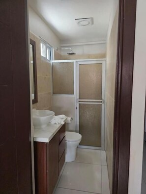 Phòng đôi tiện nghi đơn giản | Phòng tắm | Buồng tắm vòi sen, khăn tắm, xà phòng, dầu gội 