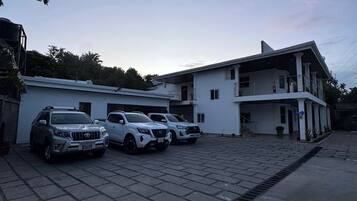 Bãi đậu xe tự phục vụ miễn phí