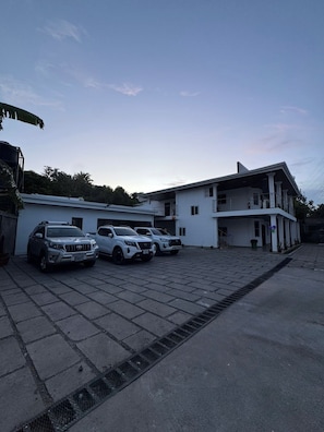 Tempat letak kenderaan sendiri percuma