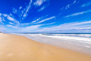 Beach - 3BR Oceanfront Dog Friendly | Pool | Deck | W/D (Nags Head)