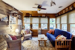 TV, fireplace