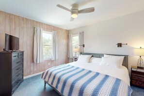 4 bedrooms, iron/ironing board, WiFi, bed sheets