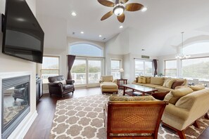 Fernseher, DVD-Player, Tischfußball