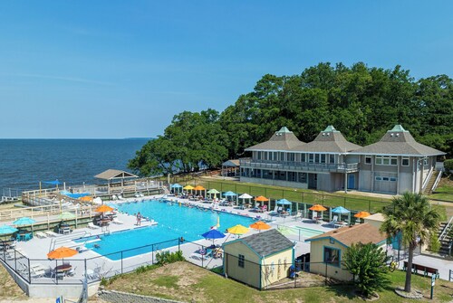 Bay-view 1BR with outdoor shower and fishing access