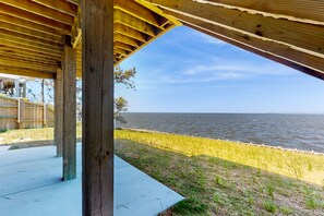 Terrace/patio - Bay-view 1BR with outdoor shower and fishing access (Kill Devil Hills)