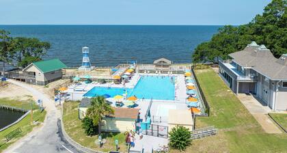 Bay-view 1BR with outdoor shower and fishing access