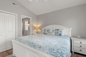 4 Schlafzimmer, Schreibtisch, Bügeleisen/Bügelbrett, WLAN