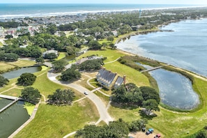 Luchtbeeld van een woongebied met een groot huis, een vijver en een jachthaven.