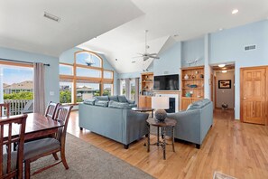 Smart-tv, een open haard, een dvd-speler en tafelvoetbal