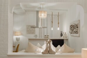 Appartamento Luxury, vista città | Area soggiorno | TV a schermo piatto