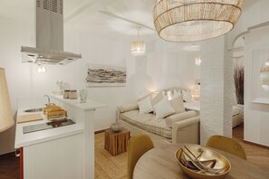 Appartamento Luxury, vista città | Area soggiorno | TV a schermo piatto