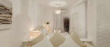 Apartamento de lujo, vistas a la ciudad | Zona de estar | Una televisión de pantalla plana