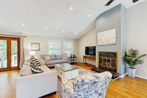 TV, fireplace