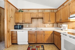Wasserkocher mit Kaffee-/Teezubehör, Kühlschrank, Mikrowelle, Ofen