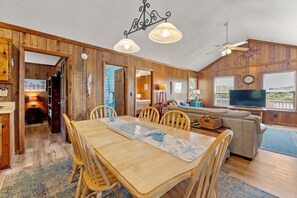 Interior - Perfect 4BR Family Getaway Close to the Beach (Southern Shores)