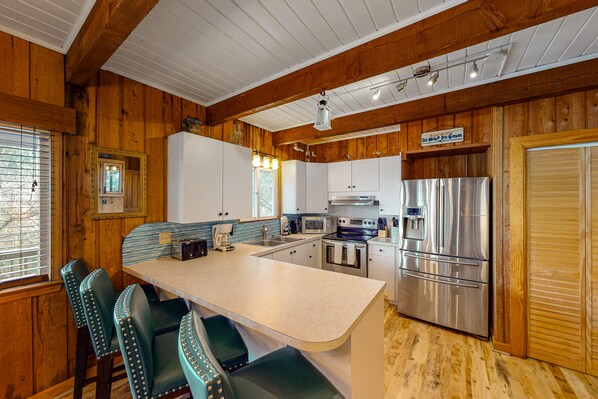 Fridge, microwave, oven, stovetop - 5BR Dog Friendly | Private Pool | Hot Tub (Corolla)