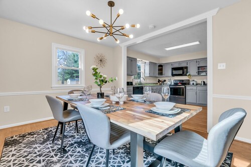 Enchanting Edge of Relaxation in Central Sterling - Spacious 6-bedroom house