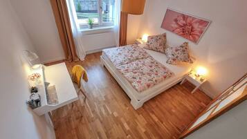 2 Schlafzimmer, Zimmersafe, Schreibtisch, Bügeleisen/Bügelbrett