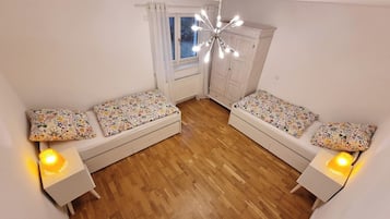 2 sovrum, vÀrdeförvaringsskÄp pÄ rummet och skrivbord