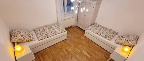 2 bedrooms, in-room safe, desk, iron/ironing board
