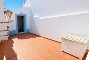 A rooftop terrace with a white wall, a blue door, and a white radiator. - The Beach House - Duna Parque Resorts & Hotels (Odemira)
