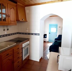 House, 3 Bedrooms, Balcony | Private kitchen | Fridge, microwave, oven, stovetop