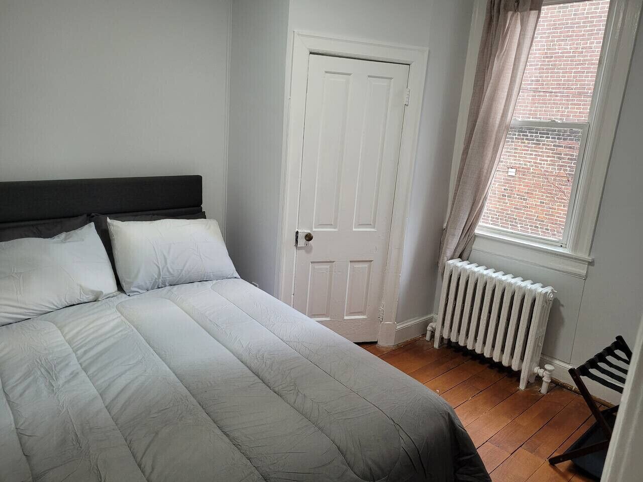 Een bureau, een strijkplank/strijkijzer, gratis wifi, beddengoed