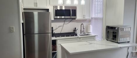 Een microgolfoven, een oven, een kookplaat