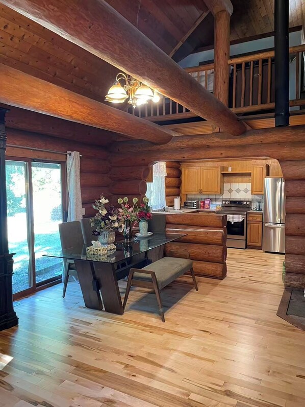 Four à micro-ondes, un four, surface de cuisson, lave-vaisselle