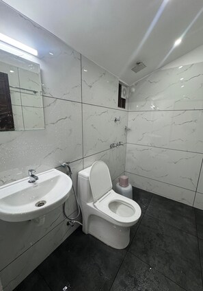 Double Room | Bathroom | Shower, free toiletries, towels, soap