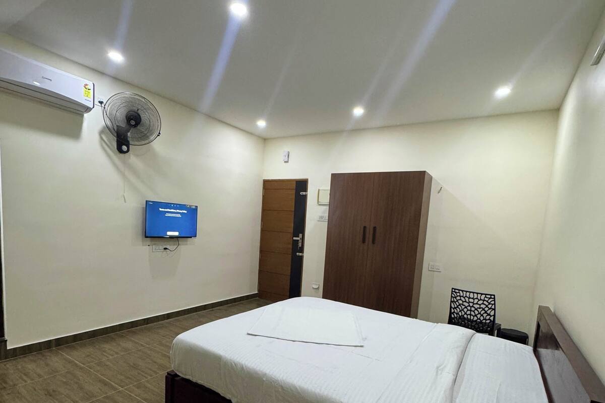 Double Room | Desk, laptop workspace, soundproofing, iron/ironing board