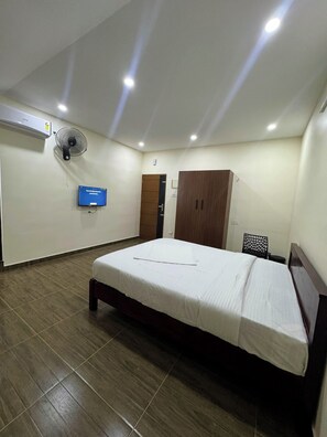 Dobbeltrom | Skrivebord, skrivebord for bærbar PC, lydisolert og strykejern/-brett