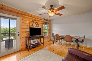 Téléviseur connecté, foyer, livres, chaîne audio